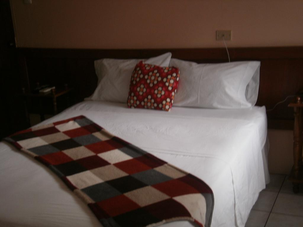Monique'S Guest House Maraval Room photo